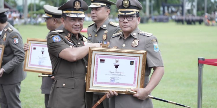 Wali Kota Metro, Wahdi Siradjuddin Meraih Penghargaan Karya Bhakti Peduli Satuan Polisi Pamong Praja Dari Kemendagri RI