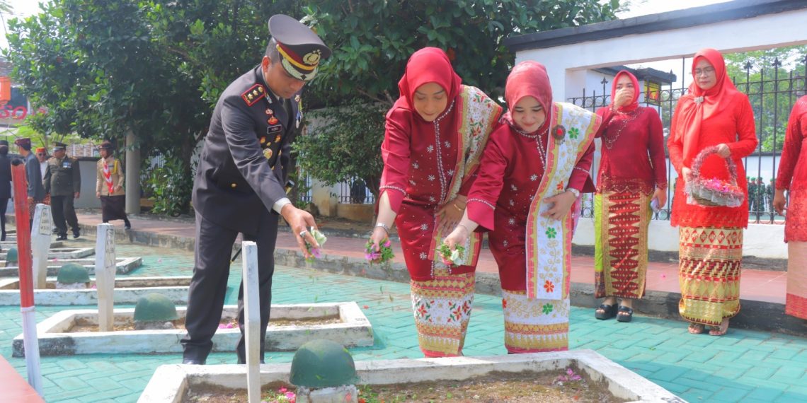 Kapolres Metro Pimpin Upacara Ziarah Makam Pahlawan Dalam Rangka HUT RI Ke-79