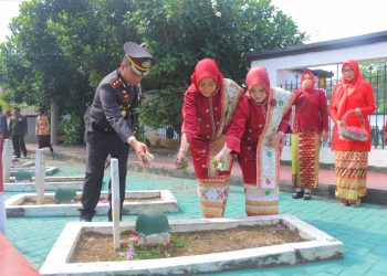 Kapolres Metro Pimpin Upacara Ziarah Makam Pahlawan Dalam Rangka HUT RI Ke-79